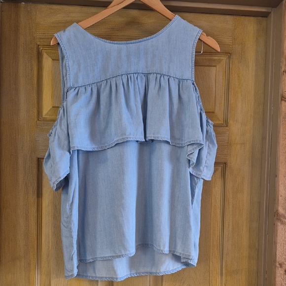 LC Lauren Conrad Tops - LC Lairen Conrad Cold Shoulder Ruffle Chambray Light Blue Short Sleeve Top Large